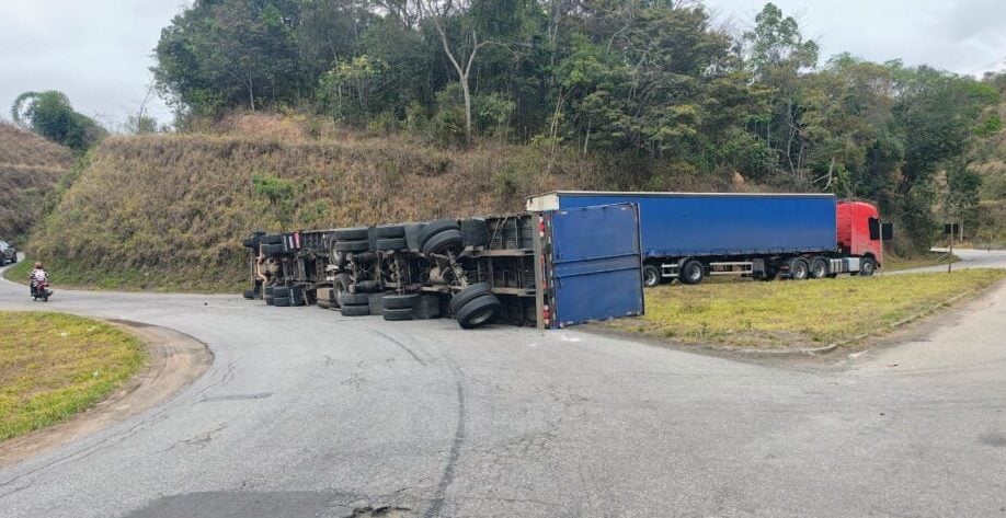 Carreta com vasilhames de cerveja tomba na MGC-120 e interdita parcialmente a rodovia entre Itabira e Nova Era