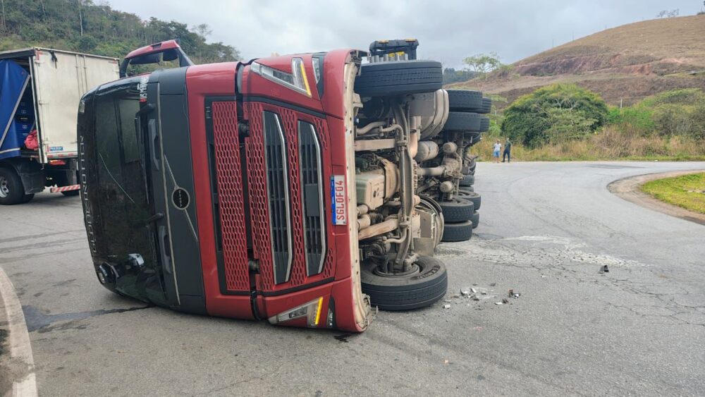 Carreta com vasilhames de cerveja tomba na MGC-120 e interdita parcialmente a rodovia entre Itabira e Nova Era