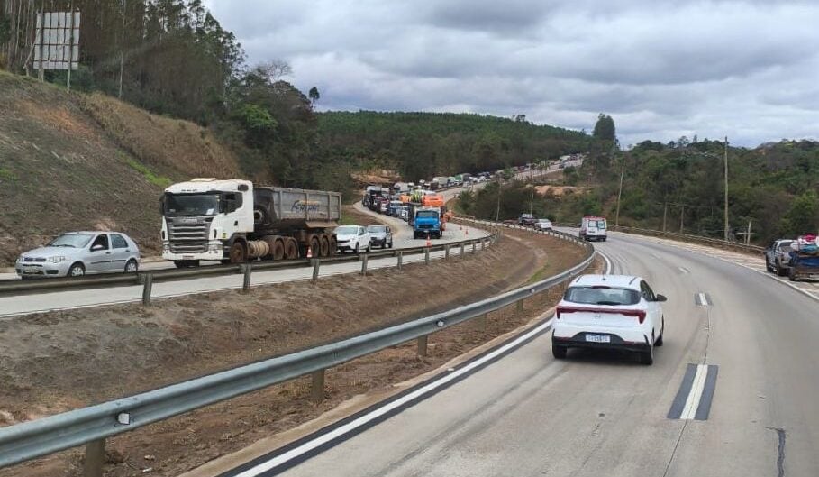 Motorista morre em acidente com carreta na BR-381 em Bom Jesus do Amparo