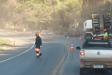 Carga de cerâmica tomba na BR-381 e causa congestionamento em Ravena
