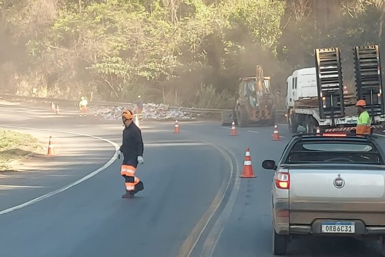 Carga de cerâmica tomba na BR-381 e causa congestionamento em Ravena