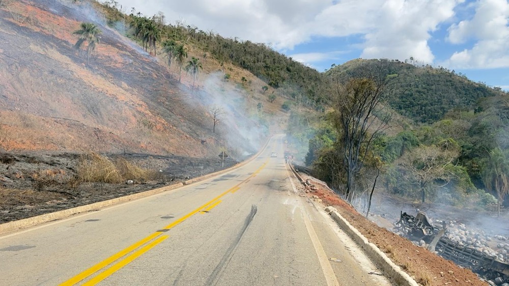 Caminhão com botijões de gás tomba e explode na MGC-120 entre Ferros e Santa Maria de Itabira
