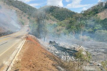 Caminhão com botijões de gás tomba e explode na MGC-120 entre Ferros e Santa Maria de Itabira