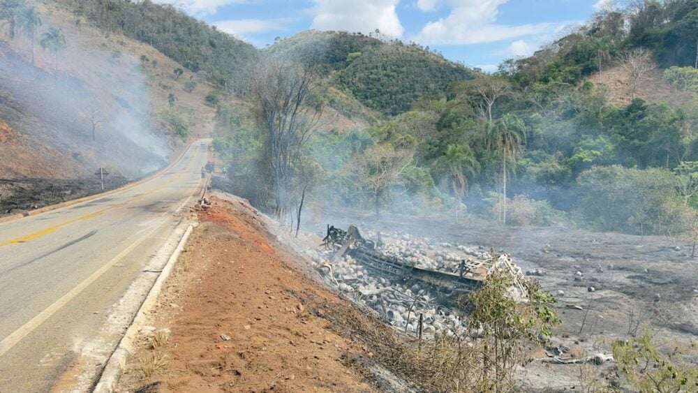 Caminhão com botijões de gás tomba e explode na MGC-120 entre Ferros e Santa Maria de Itabira