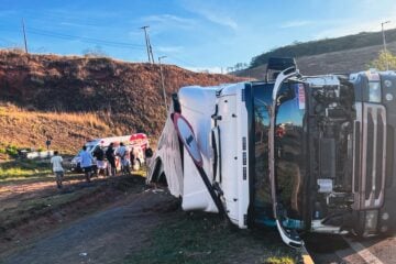 Carreta com frango tomba na BR-381 em João Monlevade