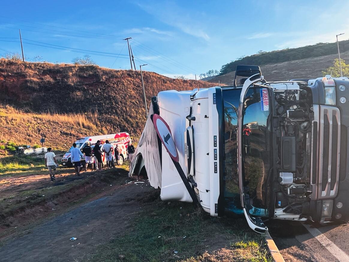 Carreta com frango tomba na BR-381 em João Monlevade