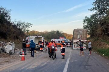 Acidente com caminhão de granito deixa motorista morto e causa 15 km de congestionamento na BR-381 em Sabará