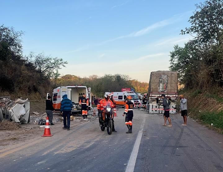Acidente com caminhão de granito deixa motorista morto e causa 15 km de congestionamento na BR-381 em Sabará