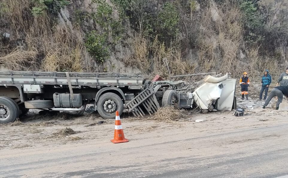 Acidente com caminhão de granito deixa motorista morto e causa 15 km de congestionamento na BR-381 em Sabará