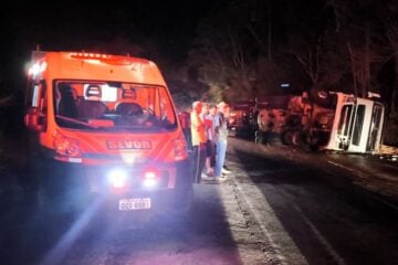 Ônibus e carreta colidem na LMG-820 deixando três feridos em São Domingos do Prata