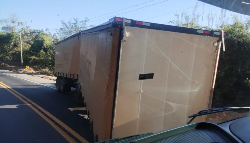 Carreta desengata, invade contramão e causa congestionamento na BR-381, em São Gonçalo do Rio Abaixo