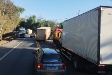 Carreta desengata, invade contramão e causa congestionamento na BR-381, em São Gonçalo do Rio Abaixo