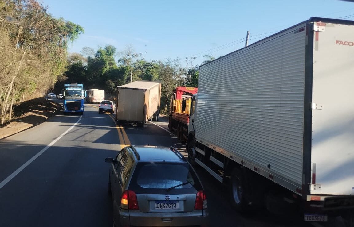 Carreta desengata, invade contramão e causa congestionamento na BR-381, em São Gonçalo do Rio Abaixo