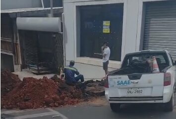 Manutenção em rede de água causa interdição de rua no Centro de Itabira