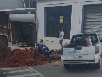 Manutenção em rede de água causa interdição de rua no Centro de Itabira