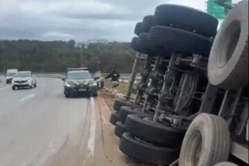 Motorista morre em acidente com carreta na BR-381 em Bom Jesus do Amparo