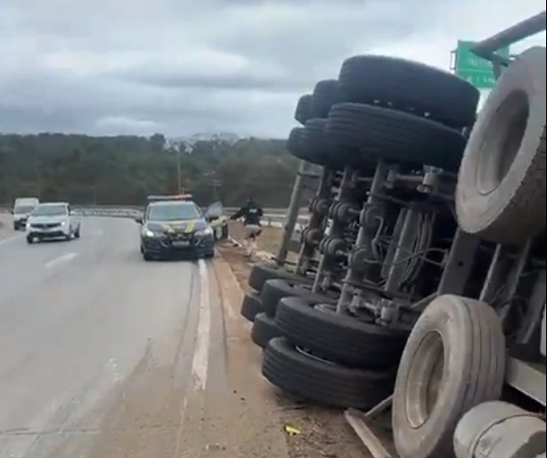 Motorista morre em acidente com carreta na BR-381 em Bom Jesus do Amparo