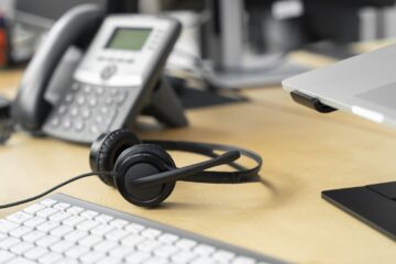 Chamada de “dublê de rico”, operadora de telemarketing será indenizada por assédio moral