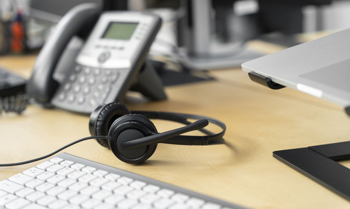 Chamada de “dublê de rico”, operadora de telemarketing será indenizada por assédio moral