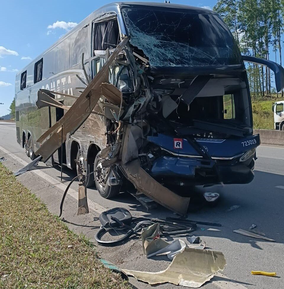 Colisão entre dois ônibus deixa quatro mortos e 31 feridos na BR-040, em Juiz de Fora