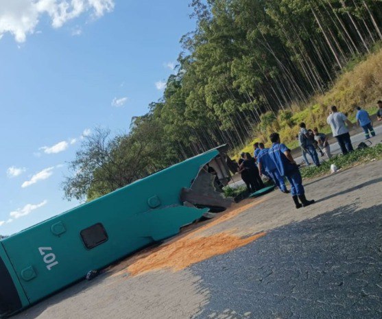 Colisão entre dois ônibus deixa quatro mortos e 31 feridos na BR-040, em Juiz de Fora