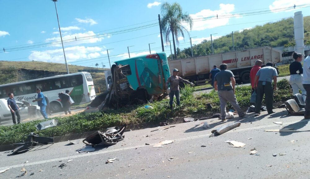 Colisão entre dois ônibus deixa quatro mortos e 31 feridos na BR-040, em Juiz de Fora