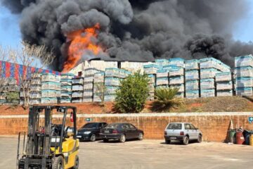 Incêndio atinge empresa às margens da BR-381 em São Joaquim de Bicas