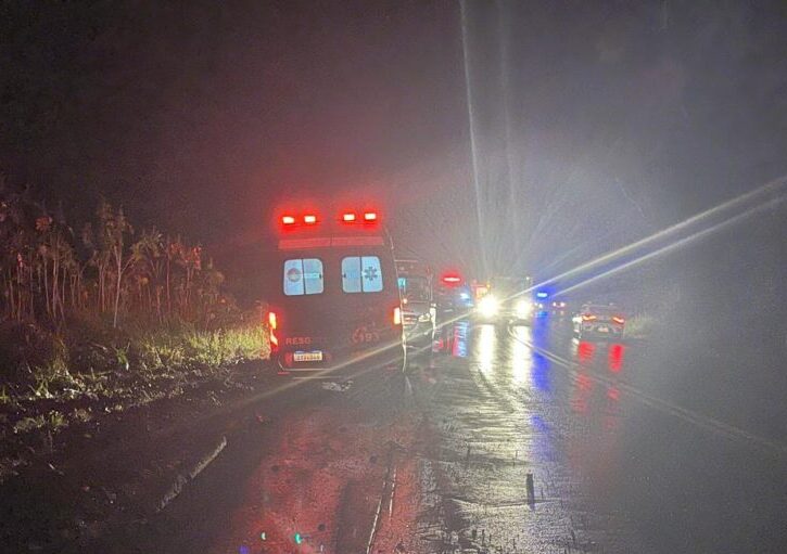 Ônibus de turismo cai em ribanceira na BR-262, em Manhuaçu, e deixa dezenas de feridos