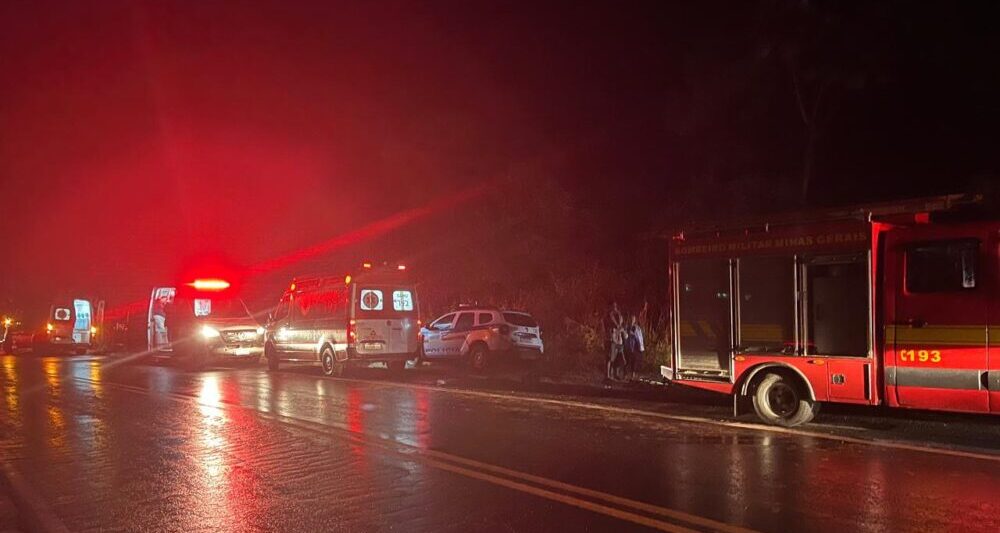 Ônibus de turismo cai em ribanceira na BR-262, em Manhuaçu, e deixa dezenas de feridos