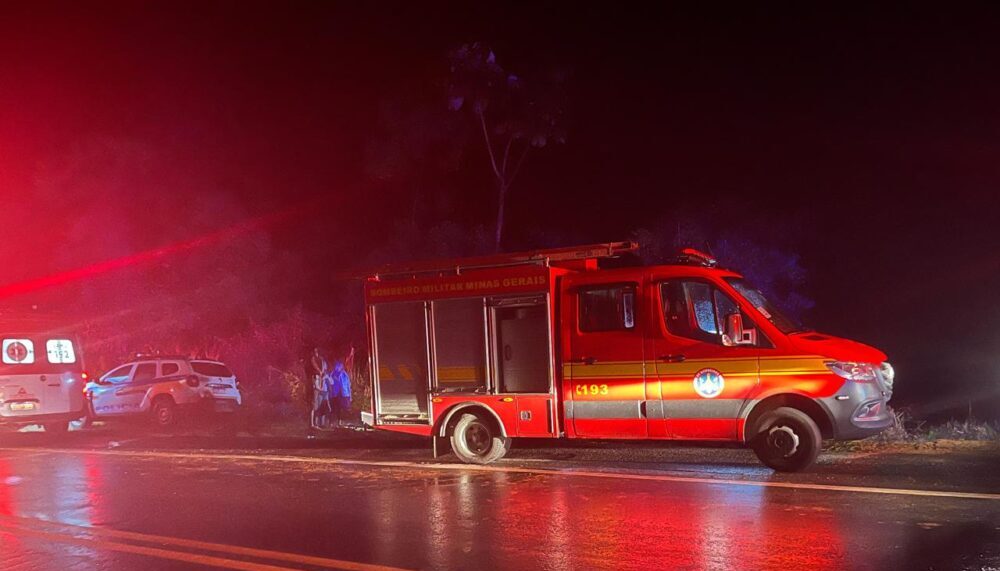 Ônibus de turismo cai em ribanceira na BR-262, em Manhuaçu, e deixa dezenas de feridos