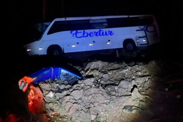 Ônibus de turismo cai em ribanceira na BR-262, em Manhuaçu, e deixa dezenas de feridos