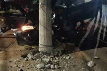 Acidente em João Monlevade: Idoso colide carro contra poste