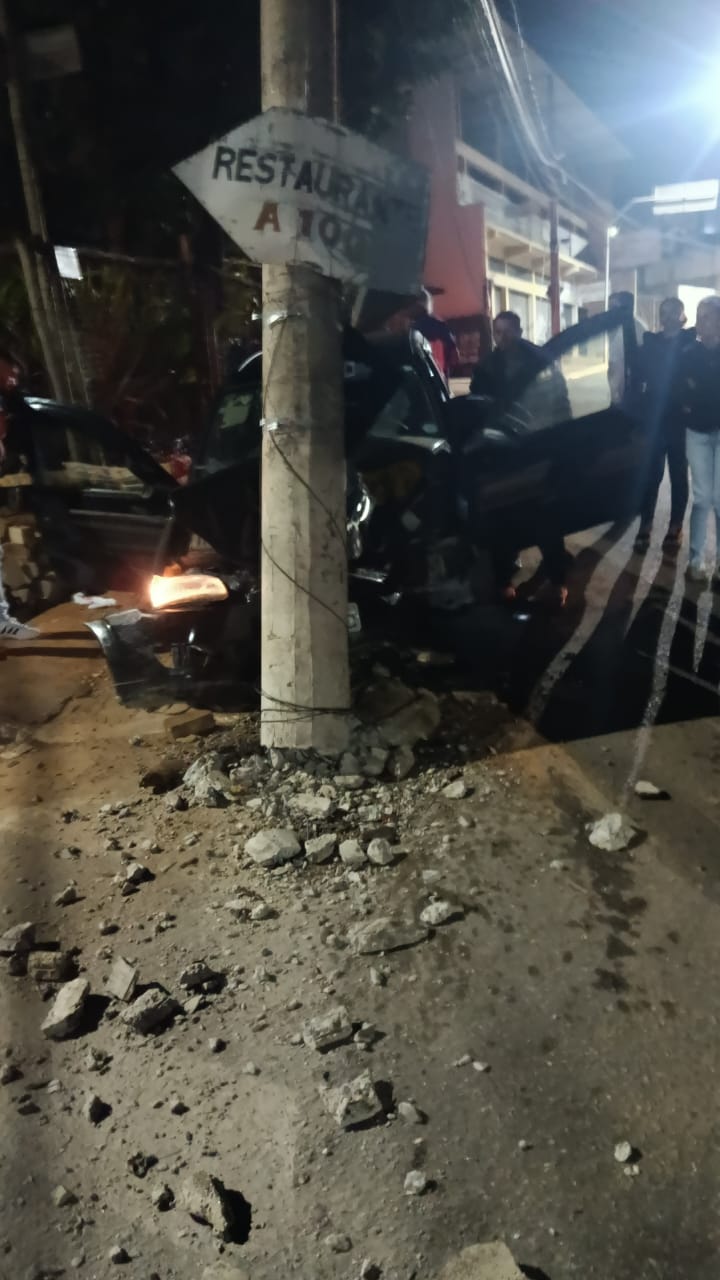 Acidente em João Monlevade: Idoso colide carro contra poste