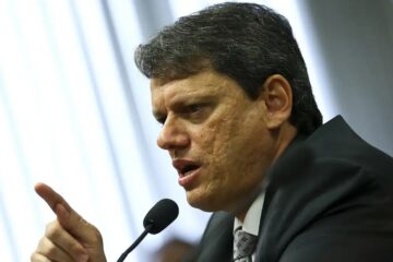 Tarcísio diz que Bolsonaro é o único candidato e critica julgamento do STF