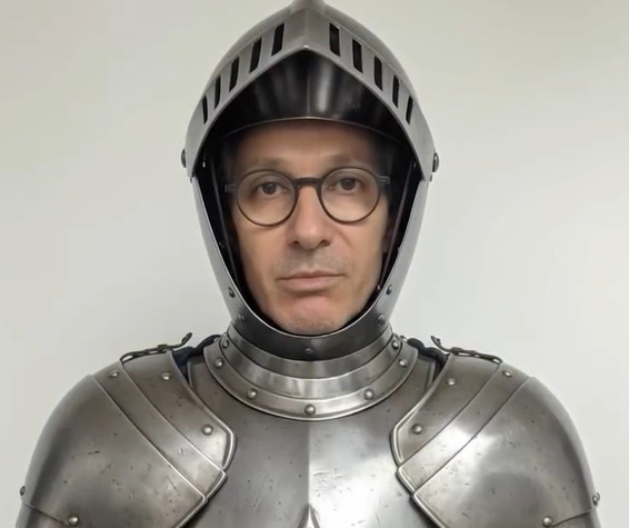 Em vídeo, Zema veste armadura medieval e chama PEC da Blindagem de “PEC da Vagabundagem”
