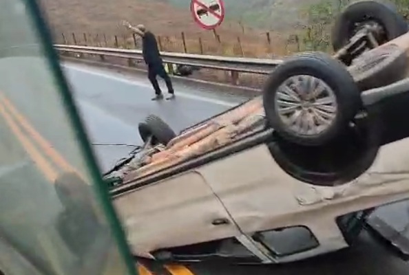 Chuva causa série de acidentes e complica o trânsito na BR-381 entre João Monlevade e Caeté