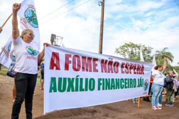 Atingidos por barragem da Vale bloqueiam linha férrea durante protesto em Mário Campos