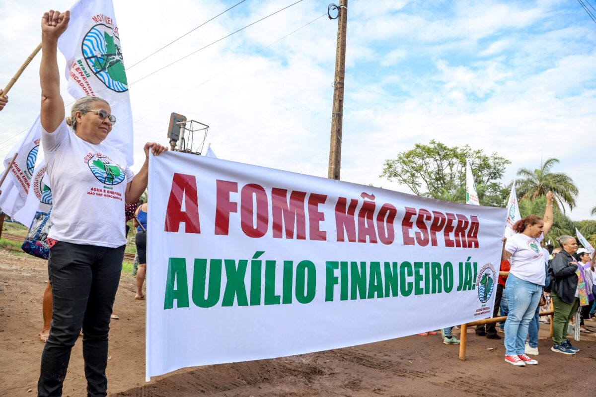 Atingidos por barragem da Vale bloqueiam linha férrea durante protesto em Mário Campos
