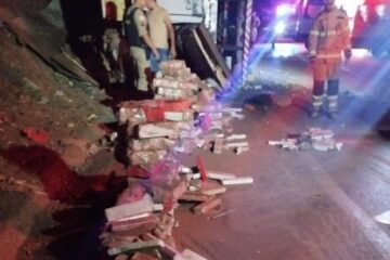 Carga de maconha se espalha pela pista após acidente entre carretas na BR-251