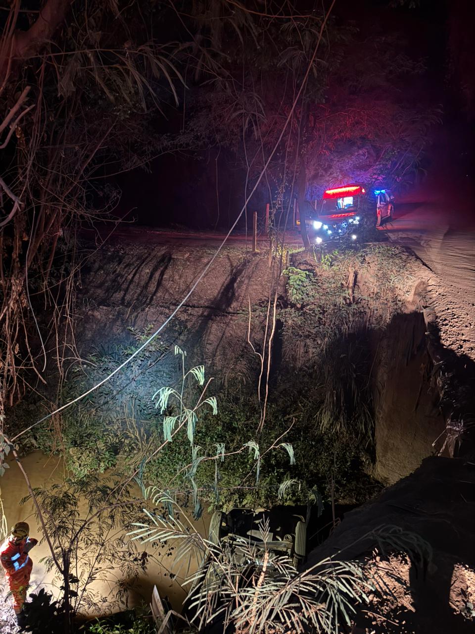 Policial militar da reserva morre em capotamento de carro em ponte estreita em Patos de Minas