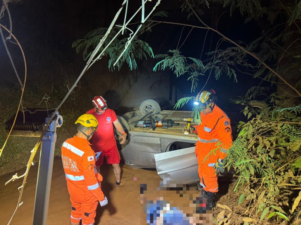 Policial militar da reserva morre em capotamento de carro em ponte estreita em Minas Gerais