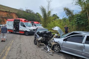 Cinco pessoas ficam feridas em colisão entre três veículos na AMG-353