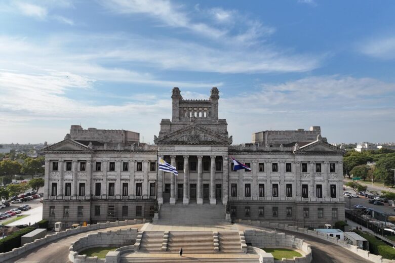 Uruguai aprova lei que autoriza a eutanásia e se torna o primeiro país da América do Sul a legalizar a prática por via legislativa