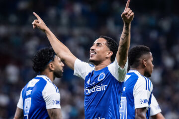 Cruzeiro quebra jejum diante do Fortaleza e se mantém na caça de Palmeiras e Flamengo