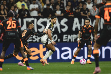 Apático, Atlético perde para o Corinthians e segue em alerta contra o rebaixamento no Brasileirão