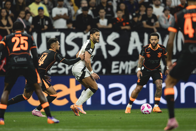Apático, Atlético perde para o Corinthians e segue em alerta contra o rebaixamento no Brasileirão