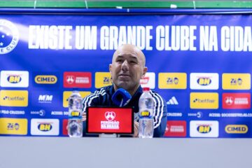 Leonardo Jardim critica arbitragem, questiona permanência no Brasil e abandona coletiva após empate com o Palmeiras