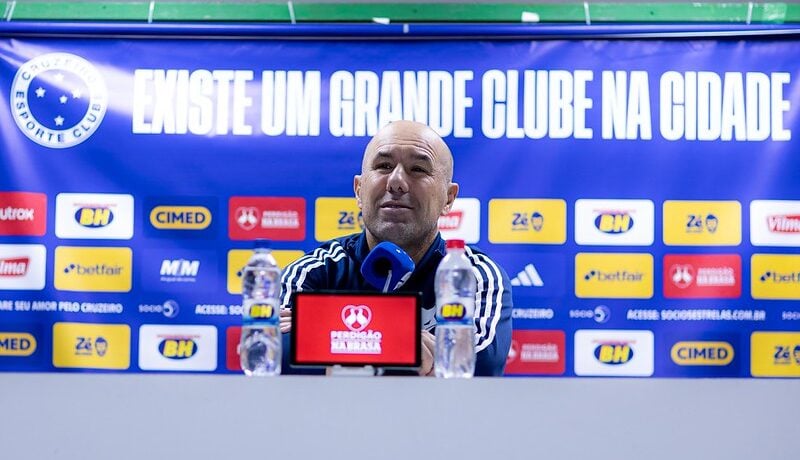 Leonardo Jardim critica arbitragem, questiona permanência no Brasil e abandona coletiva após empate com o Palmeiras