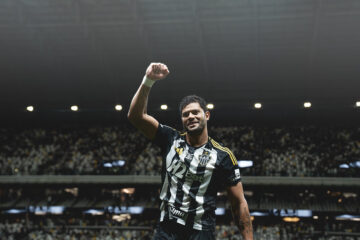 Diante de torcedores, Hulk tece críticas à diretoria do Atlético