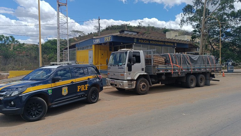 PRF prende motorista com mandado de prisão em aberto na BR-262, em Rio Casca 